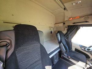 Fotele i leżanka w kabinie — Mercedes-Benz ACTROS 1845 LS z 2015 roku