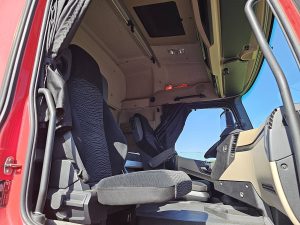 Wnętrze kabiny — Mercedes-Benz ACTROS 1845 LS z 2015 roku
