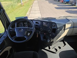Deska rozdzielcza i stanowisko kierowcy — Mercedes-Benz ACTROS 1845 LS z 2015 roku