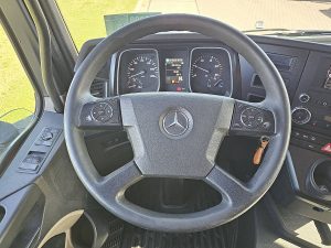 Wyposażenie specjalne wnętrza — Mercedes-Benz ACTROS 1845 LS z 2015 roku