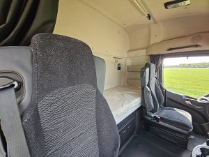 Fotele i leżanka w kabinie — Mercedes-Benz ACTROS 1845 LS z 2022 roku