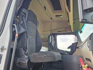 Wnętrze kabiny — Mercedes-Benz ACTROS 1845 LS z 2022 roku