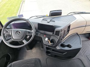 Deska rozdzielcza i stanowisko kierowcy — Mercedes-Benz ACTROS 1845 LS z 2022 roku