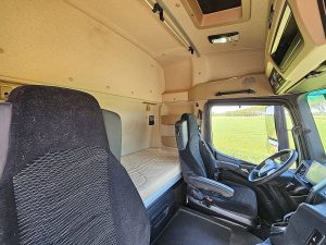 Fotele i leżanka w kabinie — Mercedes-Benz ACTROS 1845 LS 4X4 HAD PTO+HYDR RET z 2022 roku