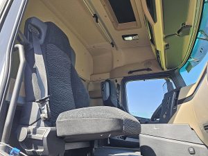 Wnętrze kabiny — Mercedes-Benz ACTROS 1845 LS 4X4 HAD PTO+HYDR RET z 2022 roku