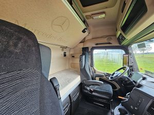 Fotele i leżanka w kabinie — Mercedes-Benz ACTROS 1845 LS BIGSPACE RETARDER z 2021 roku