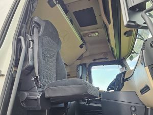 Wnętrze kabiny — Mercedes-Benz ACTROS 1845 LS BIGSPACE RETARDER z 2021 roku