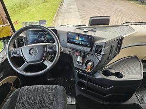 Deska rozdzielcza i stanowisko kierowcy — Mercedes-Benz ACTROS 1845 LS BIGSPACE RETARDER z 2021 roku