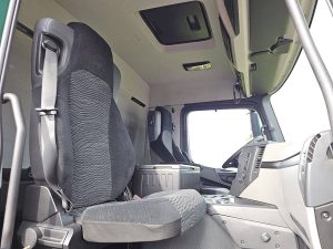 Wnętrze kabiny — Mercedes-Benz ACTROS 1846 LS SHORT CAB RETARDER z 2021 roku