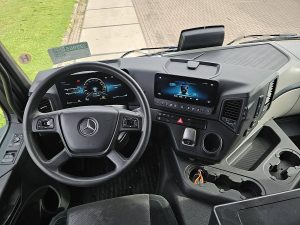 Deska rozdzielcza i stanowisko kierowcy — Mercedes-Benz ACTROS 1846 LS SHORT CAB RETARDER z 2021 roku