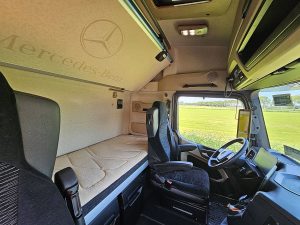 Fotele i leżanka w kabinie — Mercedes-Benz ACTROS 1848 LS MP5 RETARDER XENON z 2020 roku