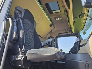 Wnętrze kabiny — Mercedes-Benz ACTROS 1848 LS MP5 RETARDER XENON z 2020 roku