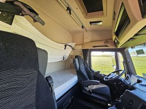 Fotele i leżanka w kabinie — Mercedes-Benz ACTROS 1848 LS Streamspace 2,50 z 2023 roku