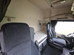 Fotele i leżanka w kabinie — Mercedes-Benz ACTROS 1853 LS Bigspace,standklima z 2023 roku