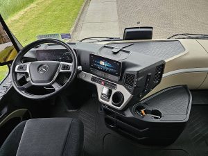 Deska rozdzielcza i stanowisko kierowcy — Mercedes-Benz ACTROS 1853 LS Bigspace,standklima z 2023 roku