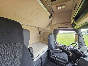 Fotele i leżanka w kabinie — Mercedes-Benz ACTROS 1853 LS GIGA,durabright z 2022 roku