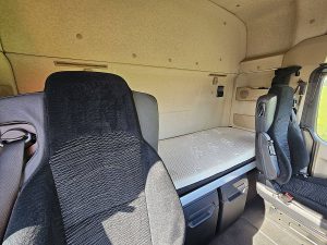 Fotele i leżanka w kabinie — Mercedes-Benz ACTROS 1853 LS MP5 RETARDER 2X TANK z 2021 roku
