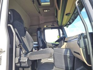 Wnętrze kabiny — Mercedes-Benz ACTROS 1853 LS MP5 RETARDER 2X TANK z 2021 roku