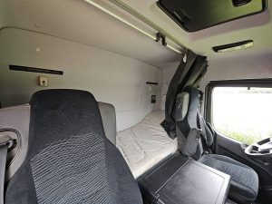 Fotele i leżanka w kabinie — Mercedes-Benz ACTROS 2043 AS steel suspension z 2020 roku