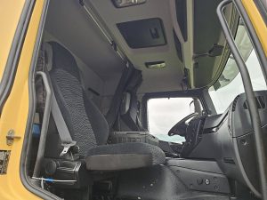 Wnętrze kabiny — Mercedes-Benz ACTROS 2043 AS steel suspension z 2020 roku