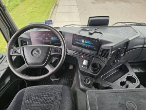 Deska rozdzielcza i stanowisko kierowcy — Mercedes-Benz ACTROS 2043 AS steel suspension z 2020 roku