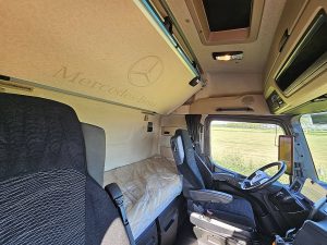 Fotele i leżanka w kabinie — Mercedes-Benz ACTROS 2545 6X2 OILRETARDER z 2022 roku