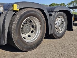 Opony z dobrym bieżnikiem — Mercedes-Benz ACTROS 2545 6X2 OILRETARDER z 2022 roku