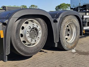 Opony z dobrym bieżnikiem, ujęcie 2 — Mercedes-Benz ACTROS 2545 6X2 OILRETARDER z 2022 roku