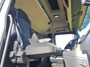 Wnętrze kabiny — Mercedes-Benz ACTROS 2545 6X2 OILRETARDER z 2022 roku