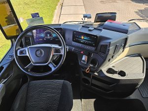 Deska rozdzielcza i stanowisko kierowcy — Mercedes-Benz ACTROS 2545 6X2 OILRETARDER z 2022 roku