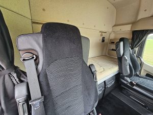Fotele i leżanka w kabinie — Mercedes-Benz ACTROS 2548 6X2 RETARDER WB490 z 2021 roku