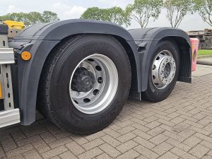 Opony z dobrym bieżnikiem — Mercedes-Benz ACTROS 2548 6X2 RETARDER WB490 z 2021 roku