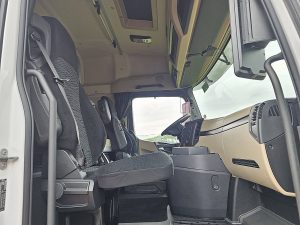 Wnętrze kabiny — Mercedes-Benz ACTROS 2548 6X2 RETARDER WB490 z 2021 roku