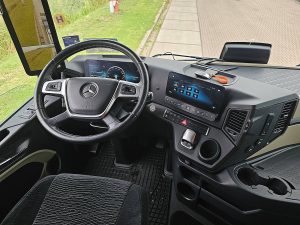 Deska rozdzielcza i stanowisko kierowcy — Mercedes-Benz ACTROS 2548 6X2 RETARDER WB490 z 2021 roku
