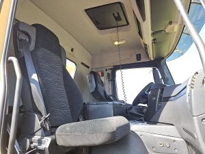 Wnętrze kabiny — Mercedes-Benz ACTROS 2643 z 2015 roku