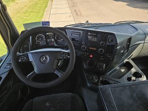Deska rozdzielcza i stanowisko kierowcy — Mercedes-Benz ACTROS 2643 z 2015 roku