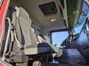 Wnętrze kabiny — Mercedes-Benz ACTROS 2645 6X4 RETARDER 151TKM z 2019 roku
