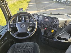 Deska rozdzielcza i stanowisko kierowcy — Mercedes-Benz ACTROS 2645 6X4 RETARDER 151TKM z 2019 roku