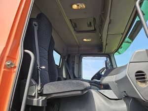 Wnętrze kabiny — Mercedes-Benz ACTROS 4148 AK 8X8 EPS MEILLER z 2009 roku