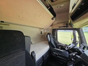 Fotele i leżanka w kabinie — Mercedes-Benz ACTROS 4158 SLT 180T TURBORETAR. z 2015 roku