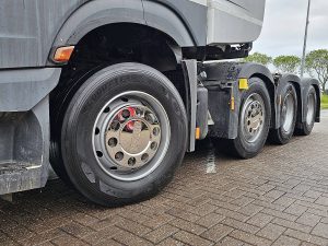 Opony z dobrym bieżnikiem — Mercedes-Benz ACTROS 4158 SLT 180T TURBORETAR. z 2015 roku
