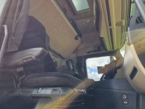 Wnętrze kabiny — Mercedes-Benz ACTROS 4158 SLT 180T TURBORETAR. z 2015 roku