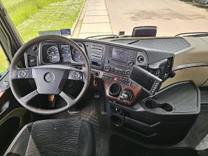 Deska rozdzielcza i stanowisko kierowcy — Mercedes-Benz ACTROS 4158 SLT 180T TURBORETAR. z 2015 roku
