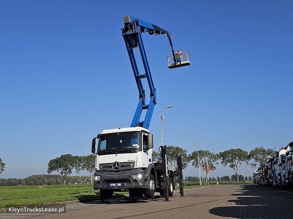 Mercedes-Benz ANTOS 1927 CTE SKYLIFT 29.6M z 2016 roku, podnośnik nożycowy z zagranicy — przód pojazdu