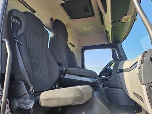 Wnętrze kabiny — Mercedes-Benz ANTOS 1927 CTE SKYLIFT 29.6M z 2016 roku