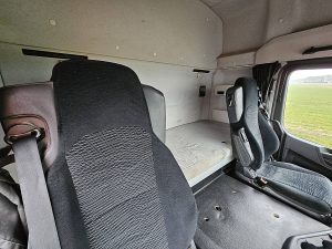 Fotele i leżanka w kabinie — Mercedes-Benz AROCS 1843 4X4 ALLRAD PTO MP5 z 2020 roku