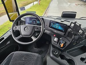 Deska rozdzielcza i stanowisko kierowcy — Mercedes-Benz AROCS 1843 4X4 ALLRAD PTO MP5 z 2020 roku