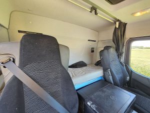 Fotele i leżanka w kabinie — Mercedes-Benz AROCS 1843 AROCs 2043 AS z 2018 roku