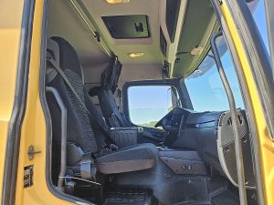 Wnętrze kabiny — Mercedes-Benz AROCS 1843 AROCs 2043 AS z 2018 roku