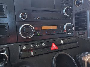 Wyposażenie specjalne wnętrza — Mercedes-Benz AROCS 1843 AROCs 2043 AS z 2018 roku